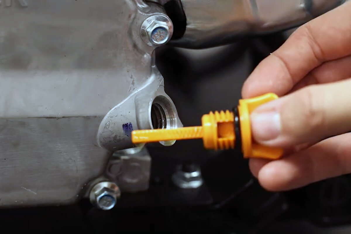 fuel-and-oil-level-verification