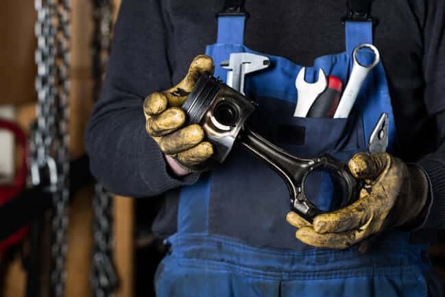 our employees hold the connecting rods in their hands
