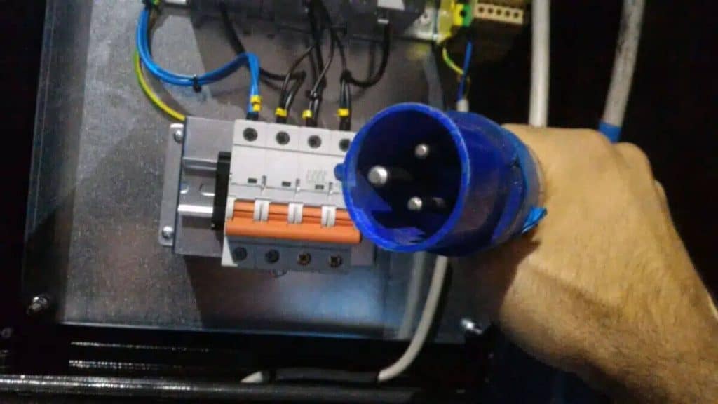 How to wire a 3 phase generator for single phase BISON